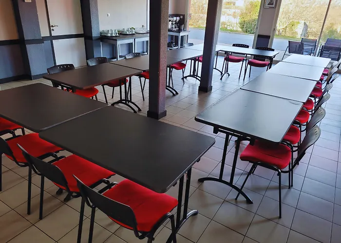 Отель Restaurant Les Chataigniers Прива