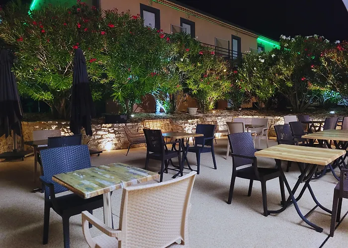 Отель Restaurant Les Chataigniers Прива